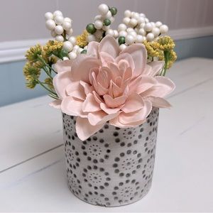 Decorative floral arrangement